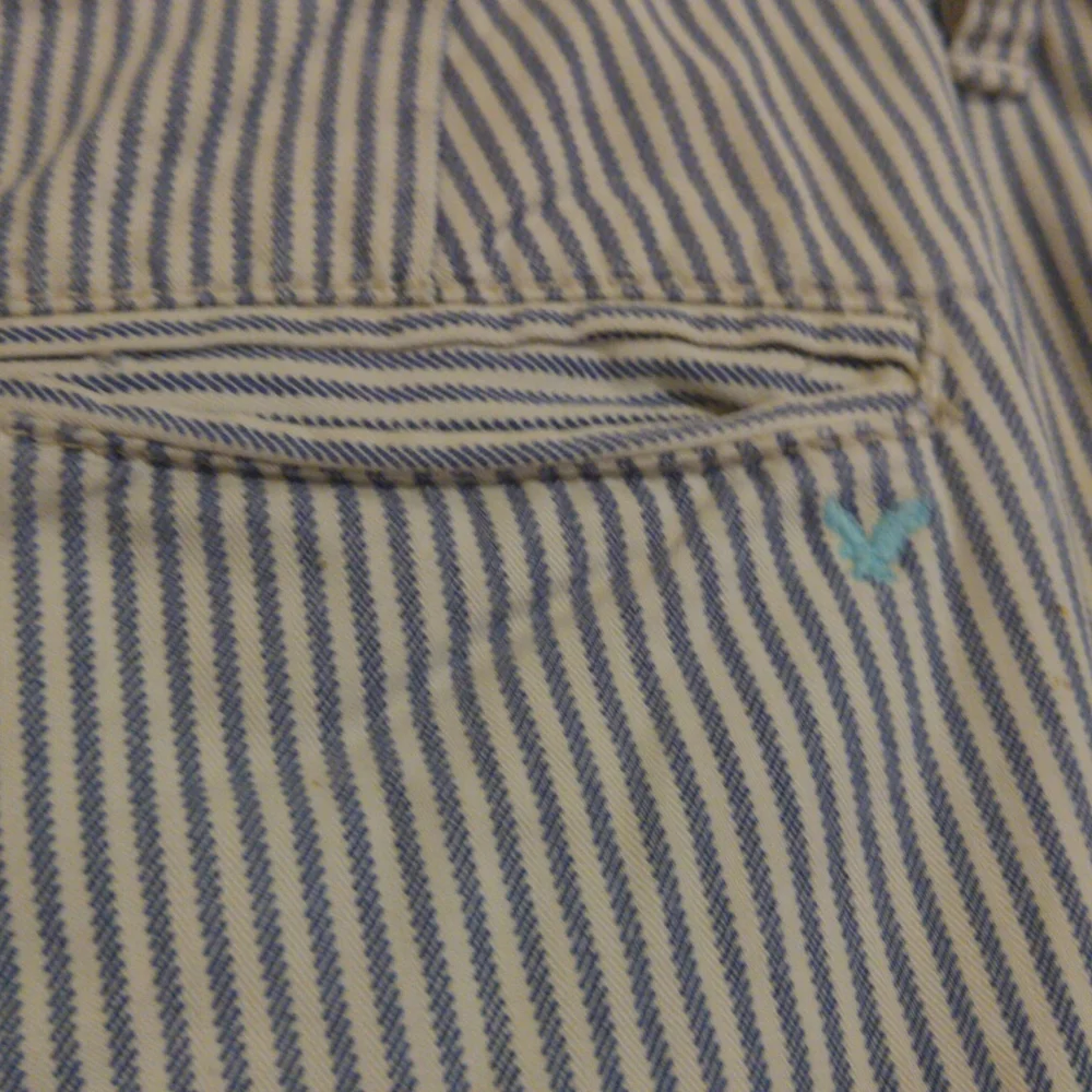AEO White w/ Navy Stripes Bermuda Shorts Size 4 - Picture 3 of 7